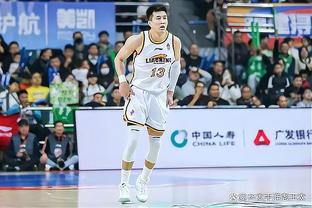 此前掌骨骨折的李添荣参加上海男篮合练 右手不能发力&用左手投篮